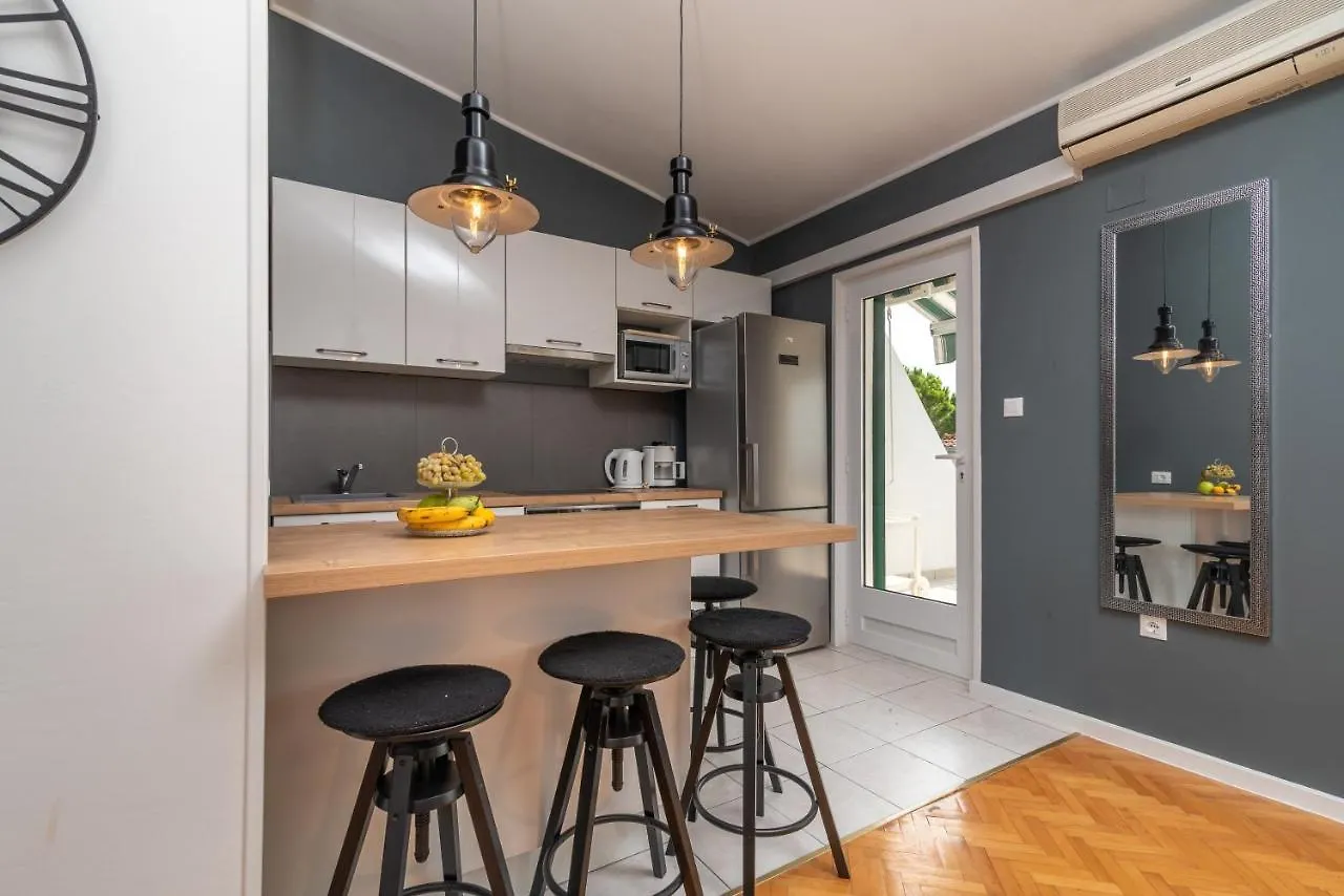Apartment Mavarstica 16215B Trogir 0*,